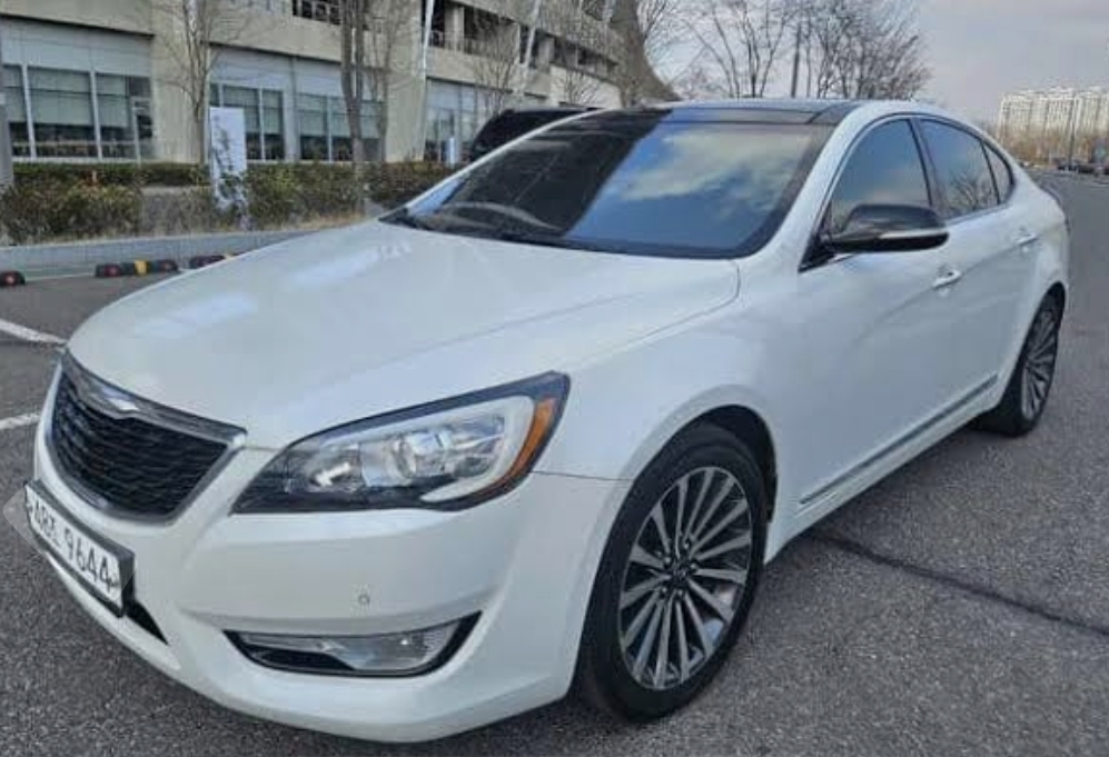 Kia K7 White